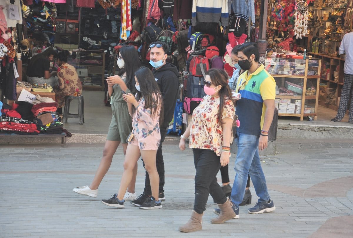 Thousands of tourist reached shimla manali kullu lahaul excited to see atal tunnel rohatng ninty percent hotels booked in shimla kullu manali
