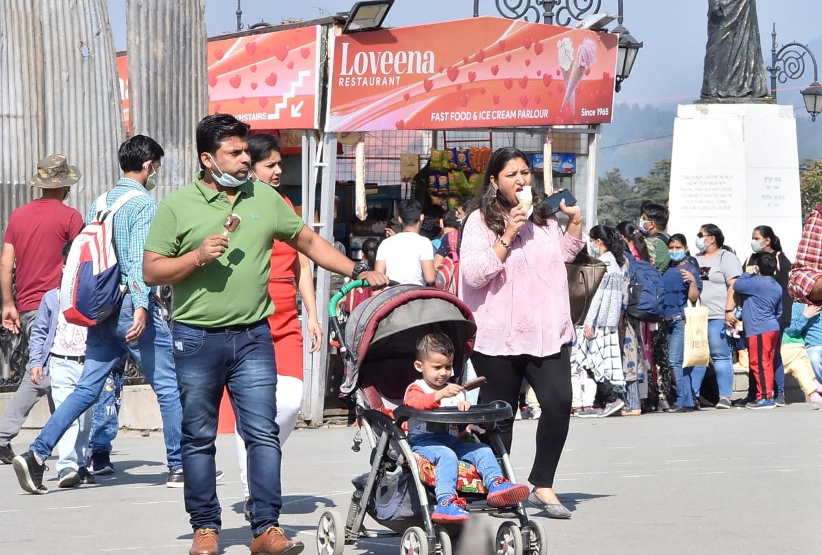 Thousands of tourist reached shimla manali kullu lahaul excited to see atal tunnel rohatng ninty percent hotels booked in shimla kullu manali