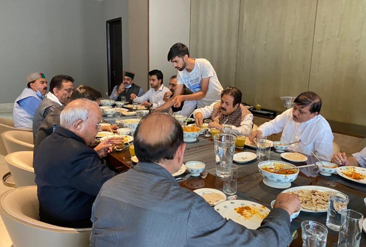 himachal congress incharge Rajiv Shukla and Sukhram Family Lunch Diplomacy