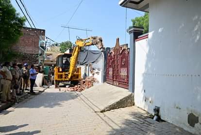Prayagraj News Prayagraj News : After Rajesh Yadav, Ateeq Ahmed, Dilip Mishra PDA demolished History Sheeter Baccha passi house -