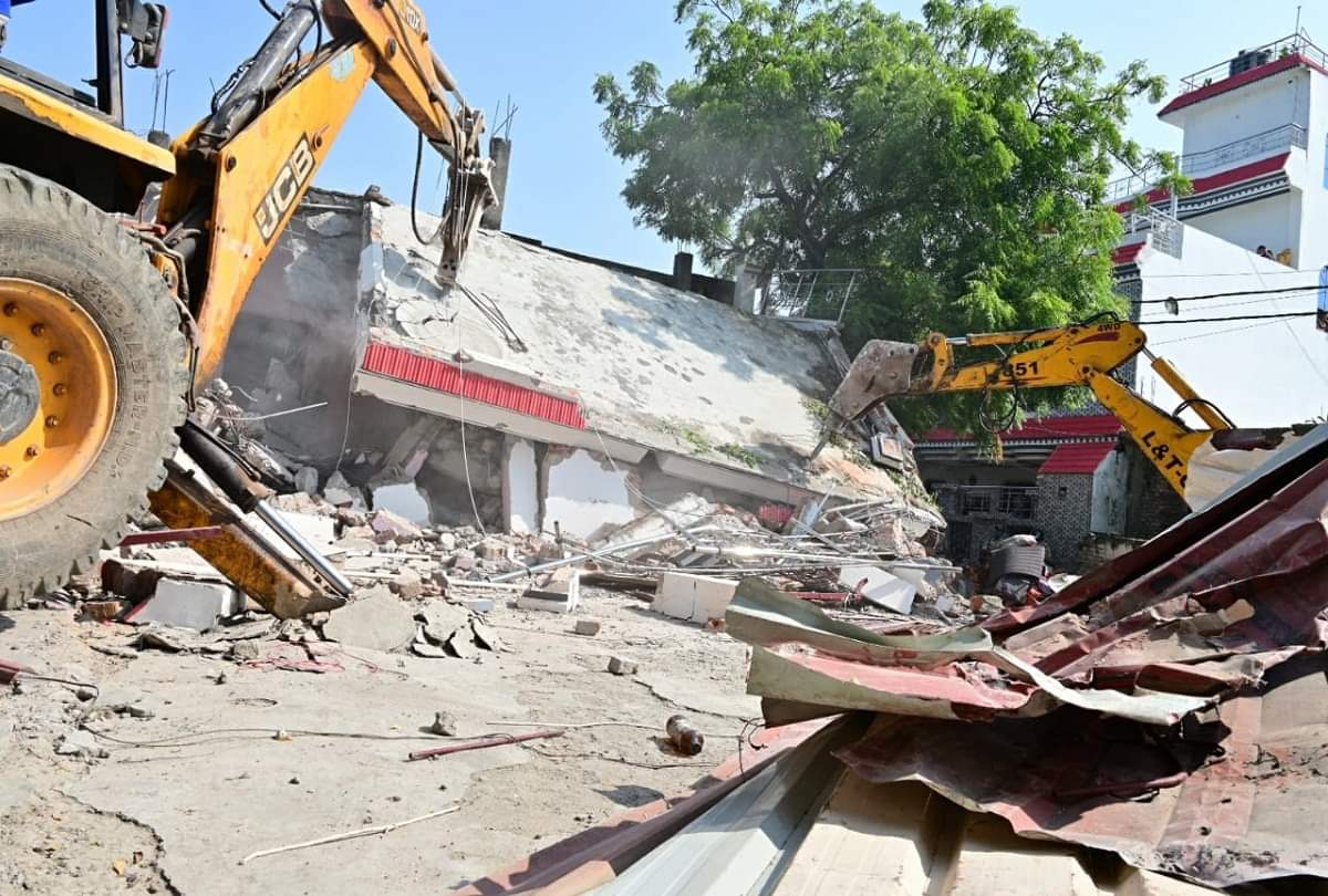 Prayagraj News Prayagraj News : After Rajesh Yadav, Ateeq Ahmed, Dilip Mishra PDA demolished History Sheeter Baccha passi house -