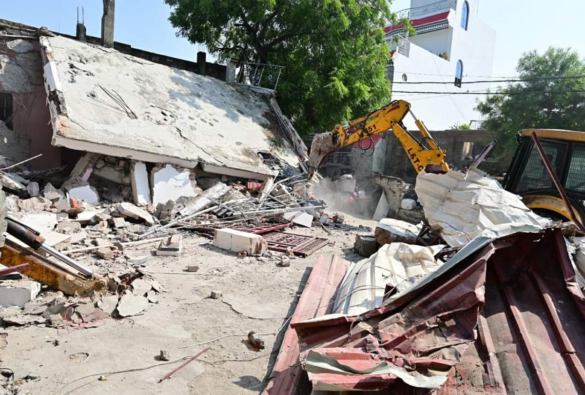 Prayagraj News Prayagraj News : After Rajesh Yadav, Ateeq Ahmed, Dilip Mishra PDA demolished History Sheeter Baccha passi house -