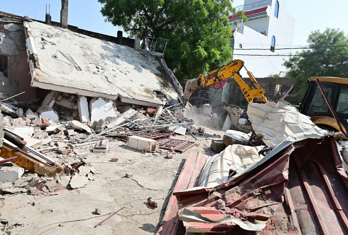 Prayagraj News Prayagraj News : After Rajesh Yadav, Ateeq Ahmed, Dilip Mishra PDA demolished History Sheeter Baccha passi house -