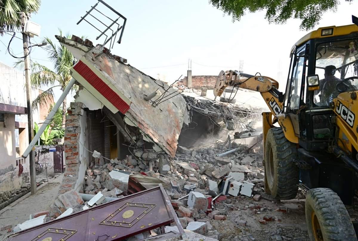 Prayagraj News Prayagraj News : After Rajesh Yadav, Ateeq Ahmed, Dilip Mishra PDA demolished History Sheeter Baccha passi house -