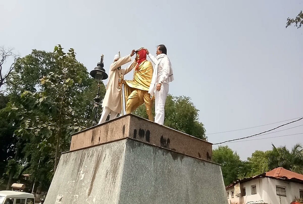 In Prayagraj, anarchists put a cap on Bapu, tied a handkerchief around his neck