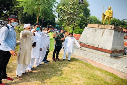In Prayagraj, anarchists put a cap on Bapu, tied a handkerchief around his neck