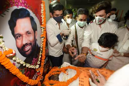 ram vilas paswan cremation in patna, see photoes
