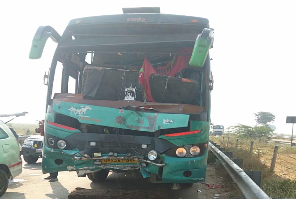 Aligarh Yamuna Expressway Accident News: Big road accident on Yamuna Expressway in Aligarh Bus overturned due to tire burst