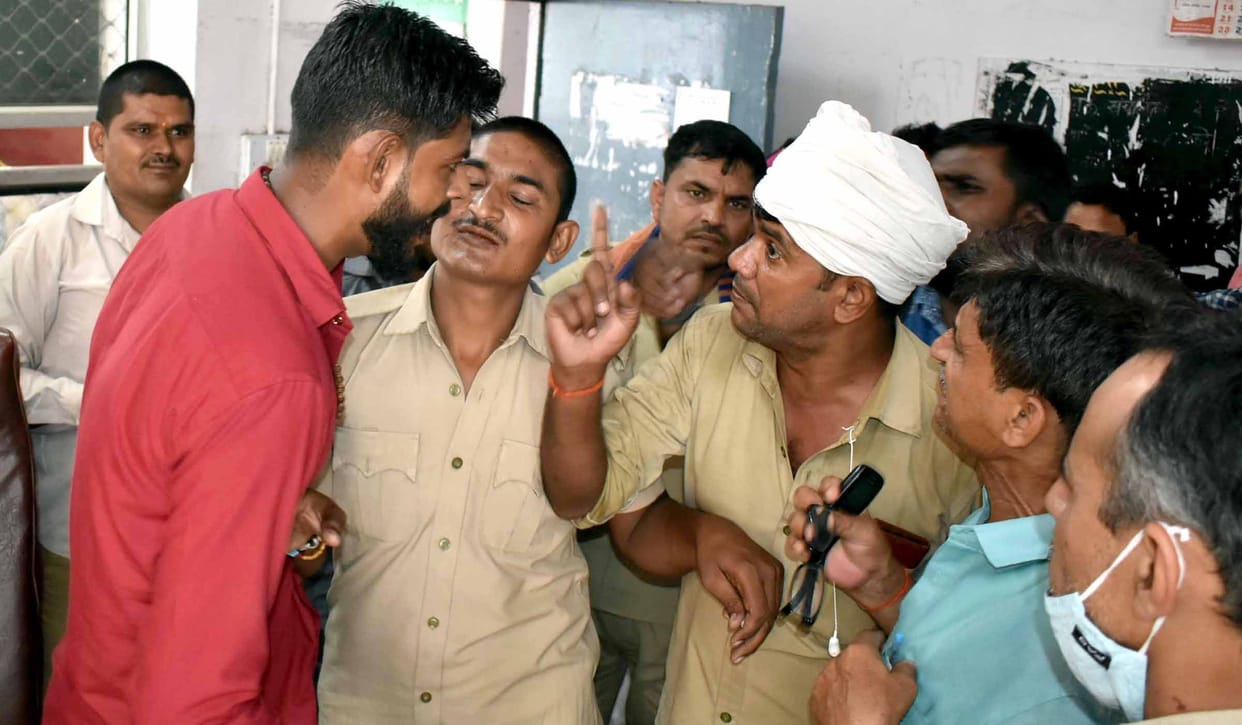 roadways conducter fight with each other for delhi passenger