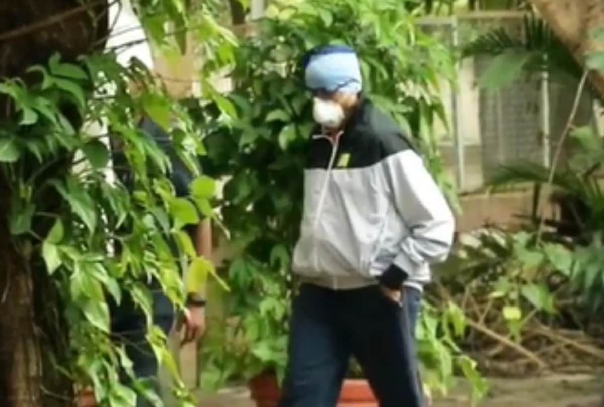 Amitabh Bachchan birthday he was seen outside his residence