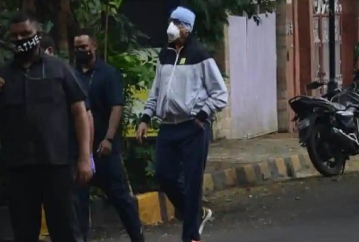 Amitabh Bachchan has meets his fans on 78th birthday at outside of home