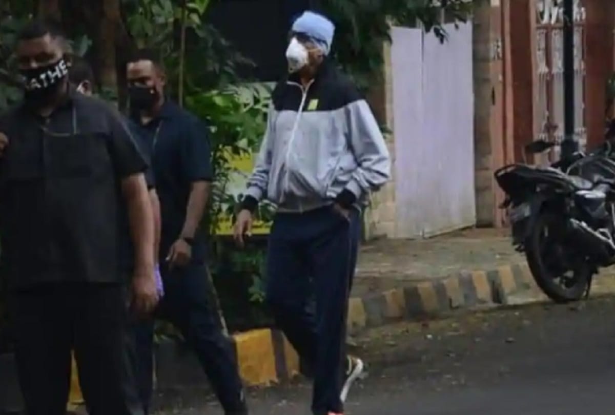 Amitabh Bachchan has meets his fans on 78th birthday at outside of home