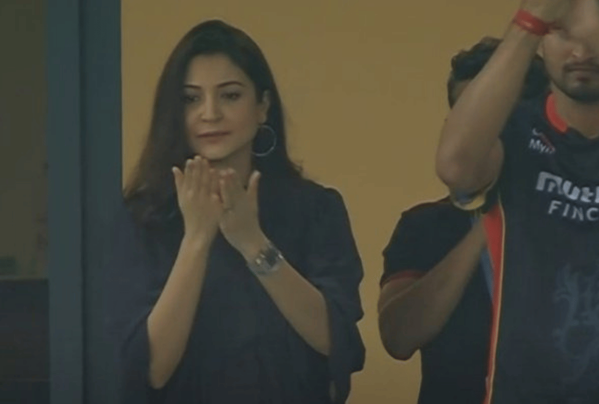 IPL 2020 Anushka Sharma Flying Kiss To Virat Kohli For His 90 Runs