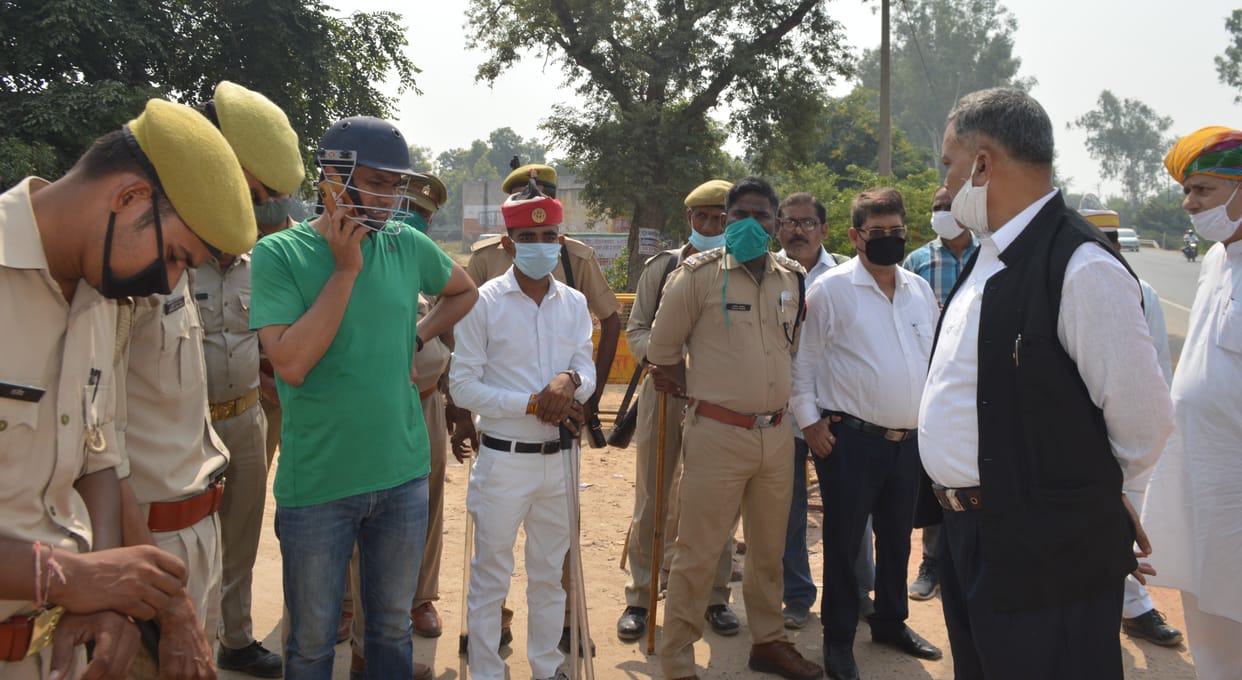 Hathras: Many social workers and politicians met daughter and relatives of accused