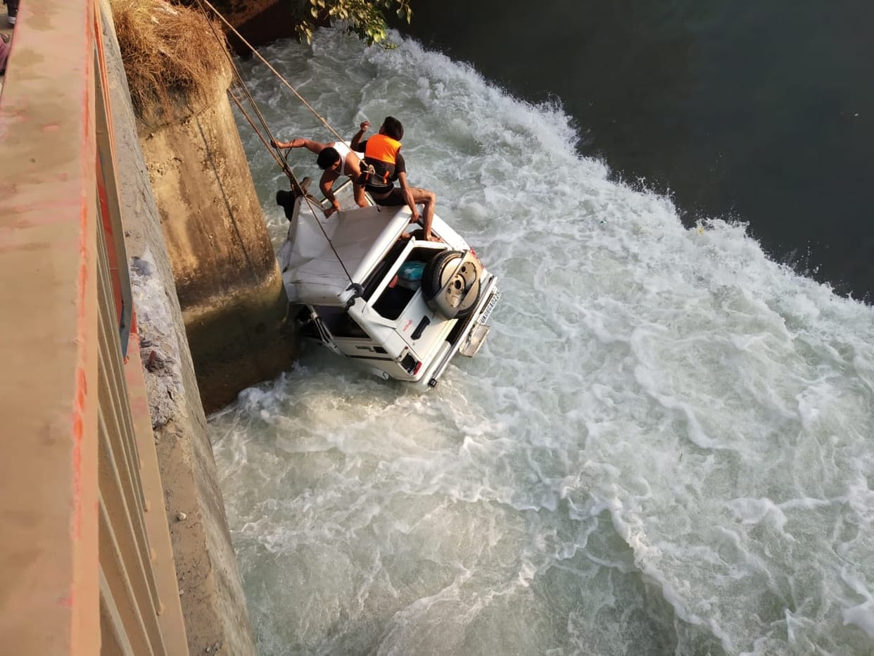 uttarakhand news: roorkee tehsildar government vehicle fell in to canal