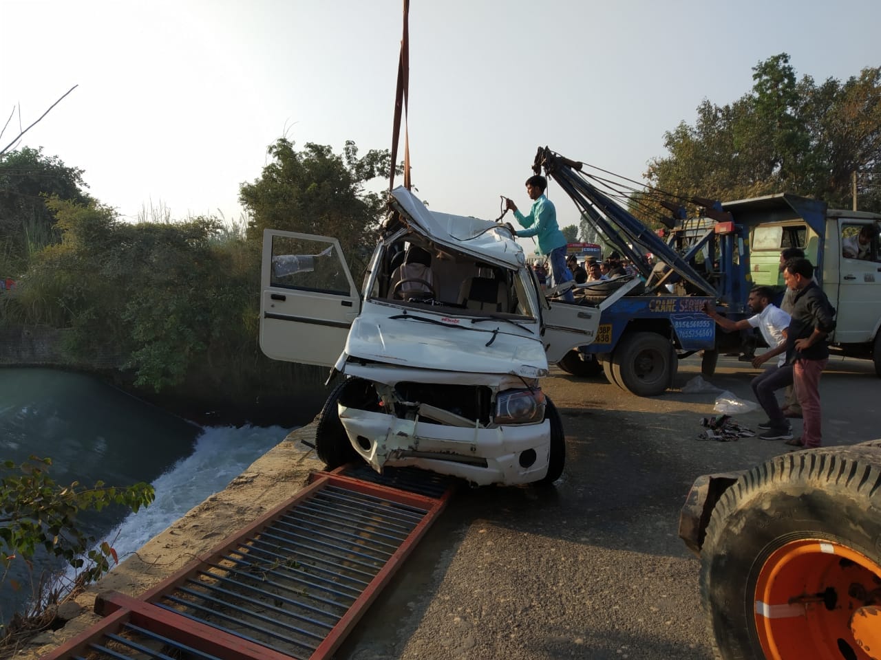 uttarakhand news: roorkee tehsildar government vehicle fell in to canal
