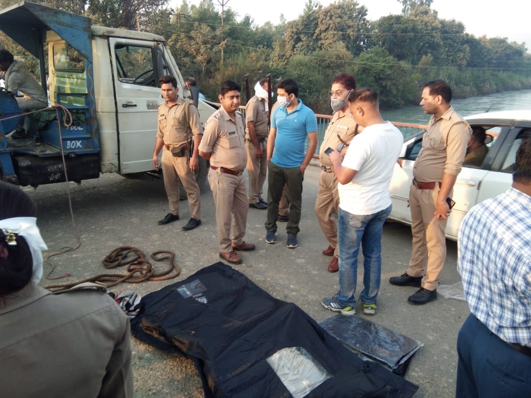 uttarakhand news: roorkee tehsildar government vehicle fell in to canal
