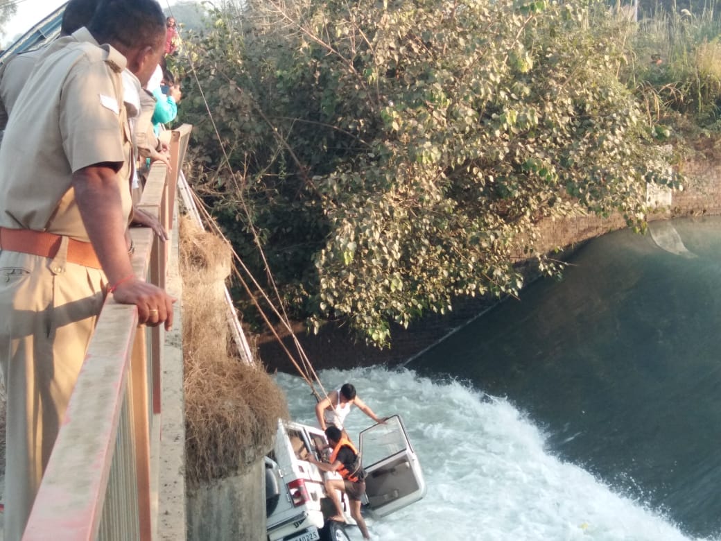 uttarakhand news: roorkee tehsildar government vehicle fell in to canal