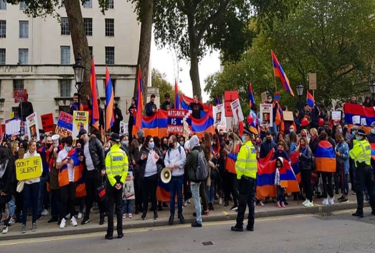 Nagorno-Karabakh conflict: Armenians rally in Paris to attract public attention