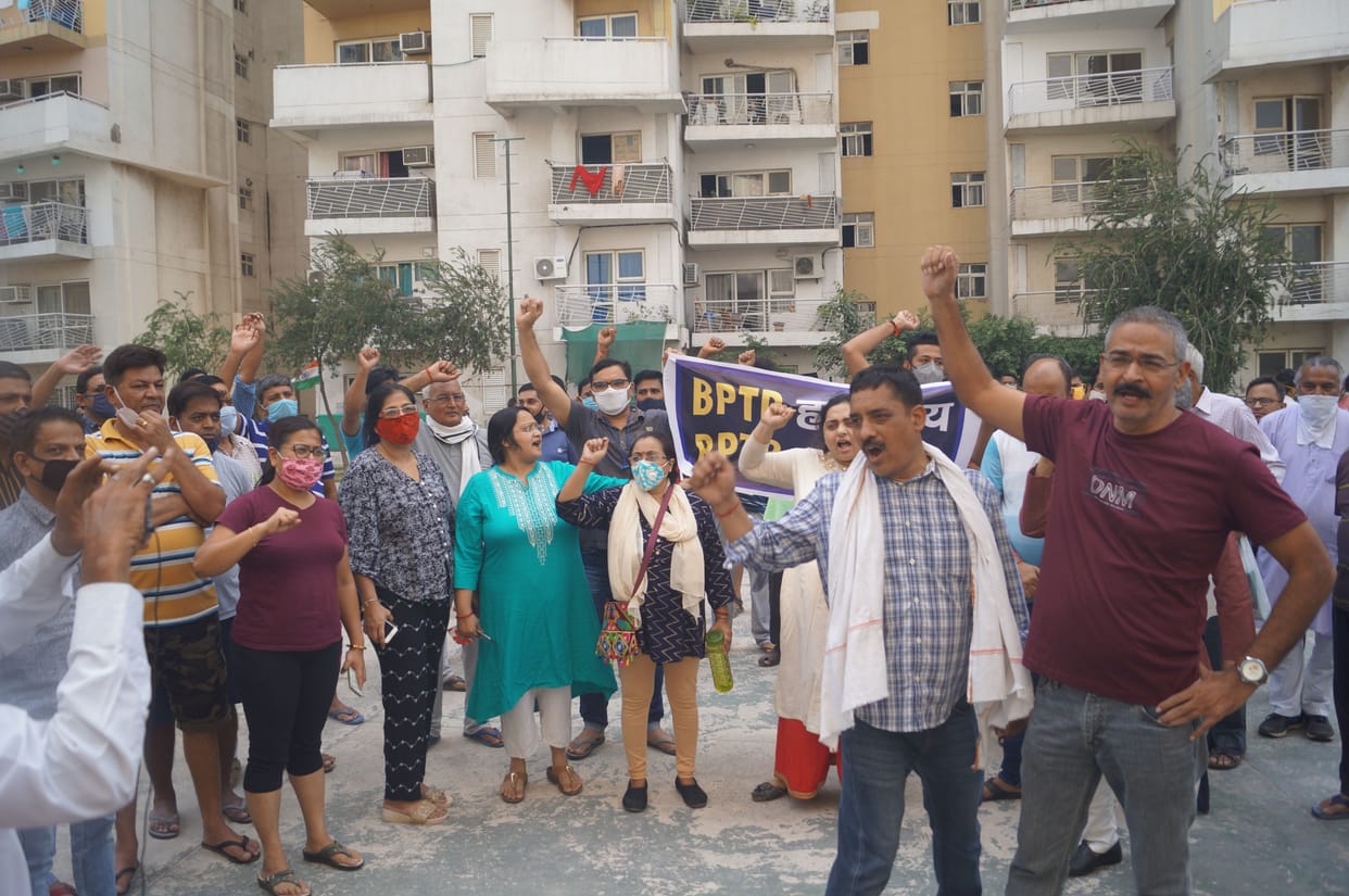 Demonstration against maintenance agency and builder