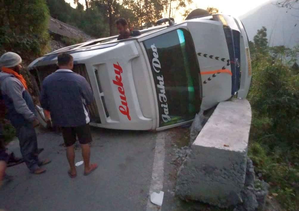 Traveler bus overturned on road near Guinea band of Munsiyari