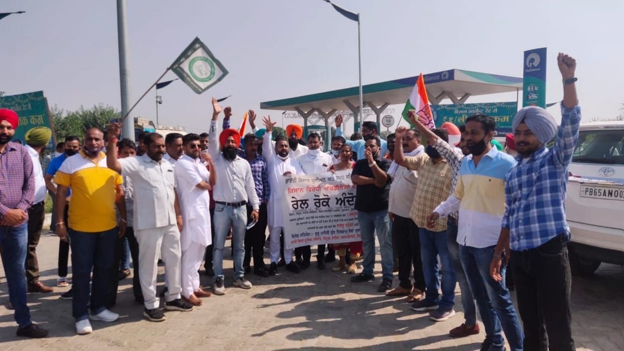 Farmers and Congressmen shut Reliance's petrol pump in the morning