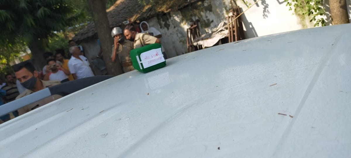 Bomb found in pradhan car and village naxal group deand ransom by letter in bhadohi up