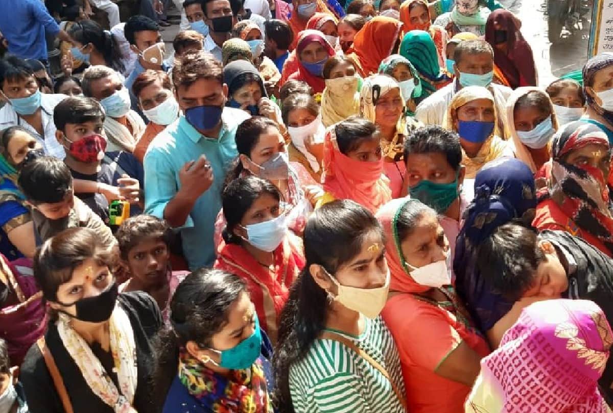 devotees did not follow social distance on nandotsav in dwarkadhish temple mathura