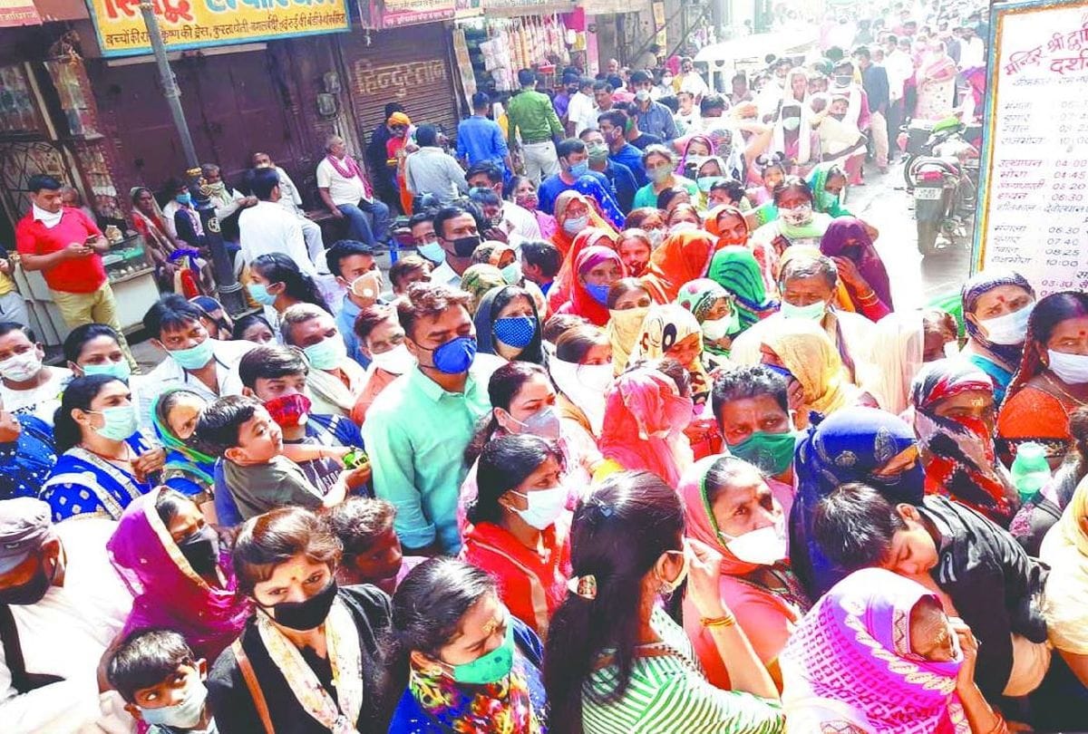 devotees did not follow social distance on nandotsav in dwarkadhish temple mathura