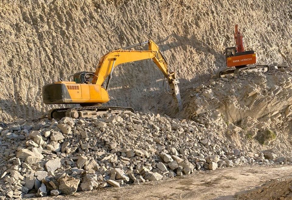 Then Pithoragarh-Ghat perennial road remained closed for six hours