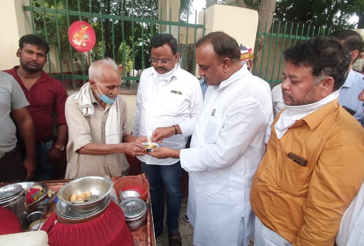 kanji bade wale baba agra mayor Naveen Jain promised to get the stall