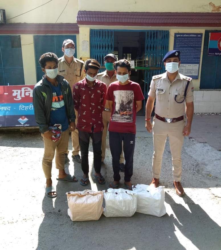 Three thieves caught stealing batteries from vehicles arrested