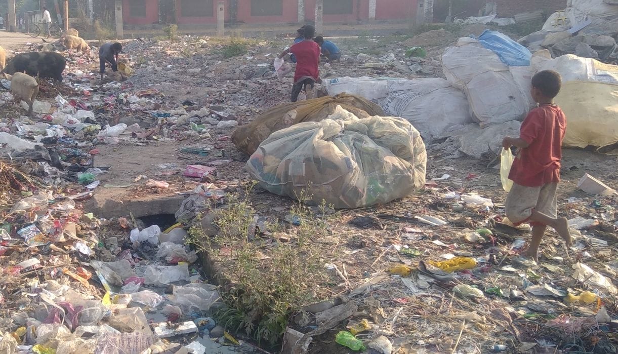The risk of spreading infectious diseases due to filth in Pansarian