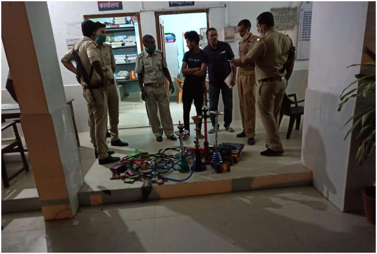 Gorakhpur: Police caught hookah bar in Khalilabad city, four people in custody
