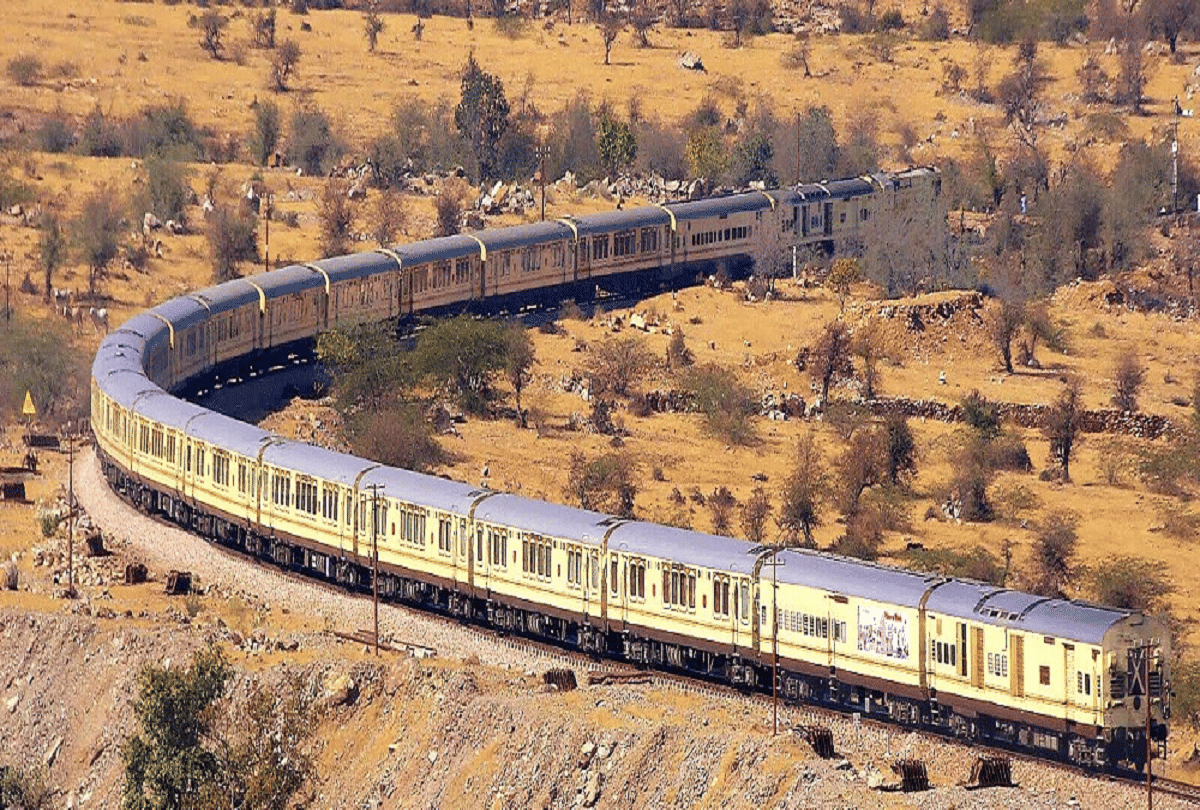 palace on wheels famous luxury trains of india which gives the feeling of royal journey