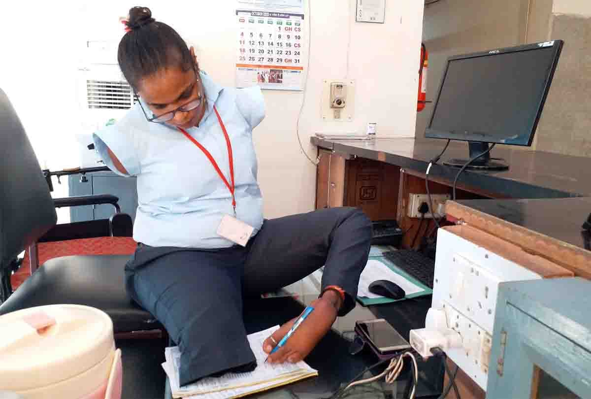 Aparajita: Lost her arms and one leg at the age of four, Sarita running computer and mobile without hands