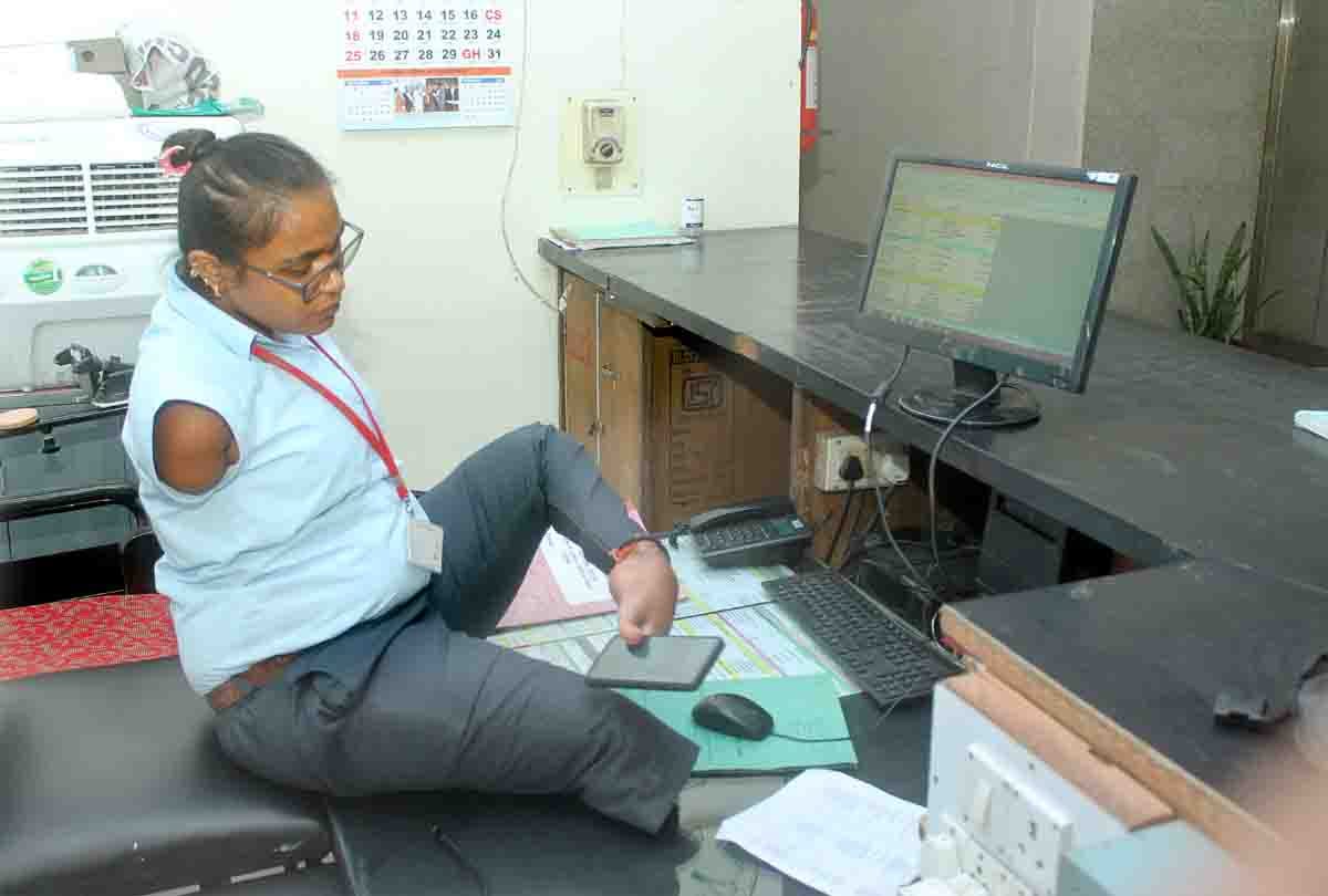 Aparajita: Lost her arms and one leg at the age of four, Sarita running computer and mobile without hands