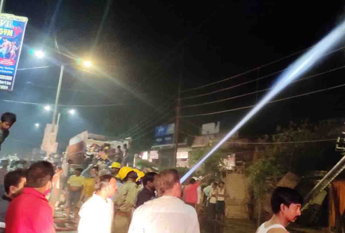 UP: A huge fire broke out in the shop due to short circuit in Auraiya, loss of 20 lakhs
