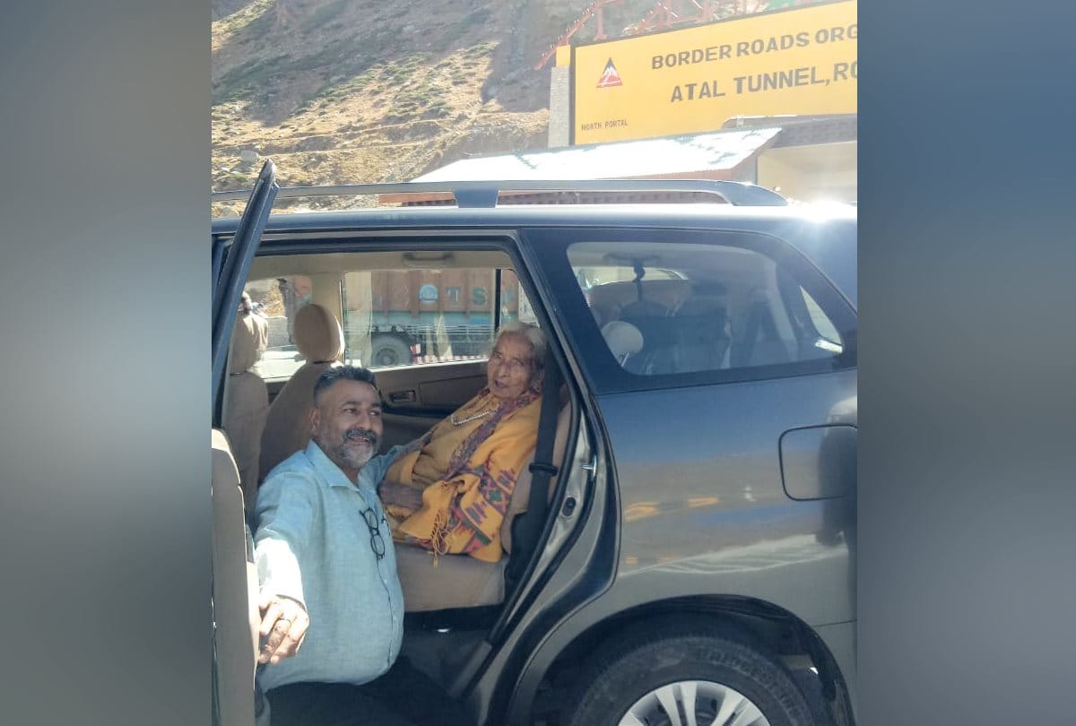 JP Nadda Wife wife Mallika Nadda and 103 year old Buaa Visit Atal Tunnel Rohtang