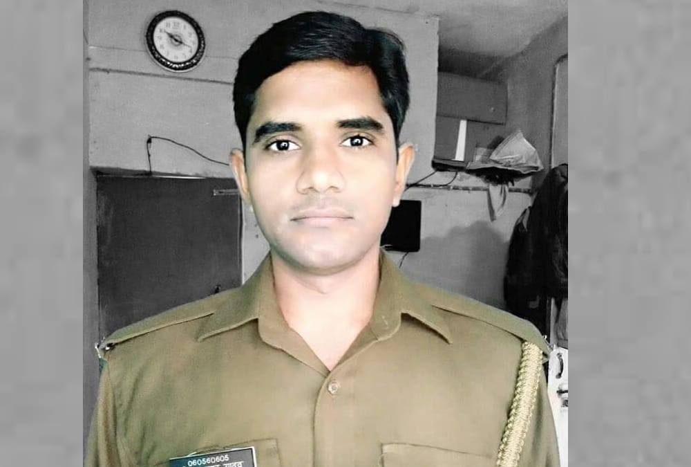 Two vehicles trampled police men raebareli.