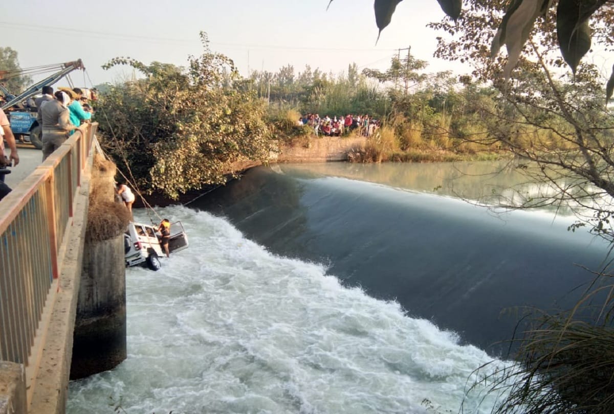 big road accident in Bijnor government car fell in canal, three including Tehsildar died