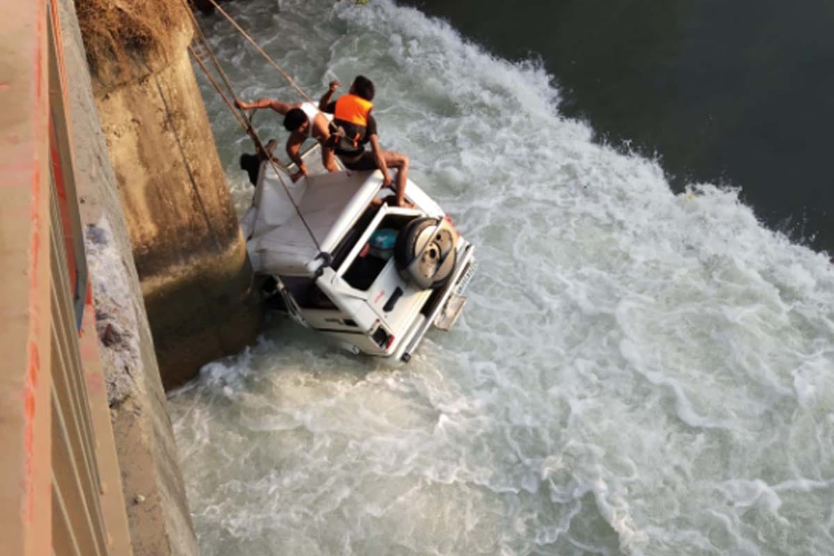car breaks railing and jumped into the cannel in bijnor, three died including roorkee tahsildar