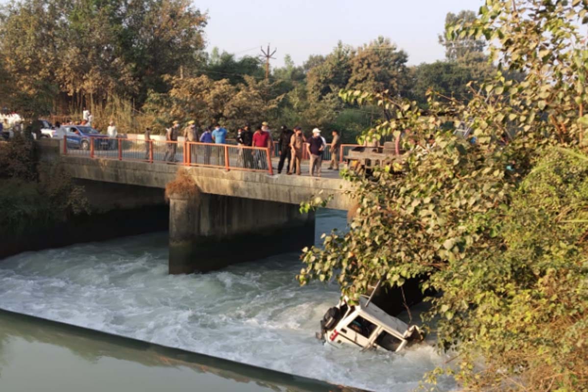 car breaks railing and jumped into the cannel in bijnor, three died including roorkee tahsildar