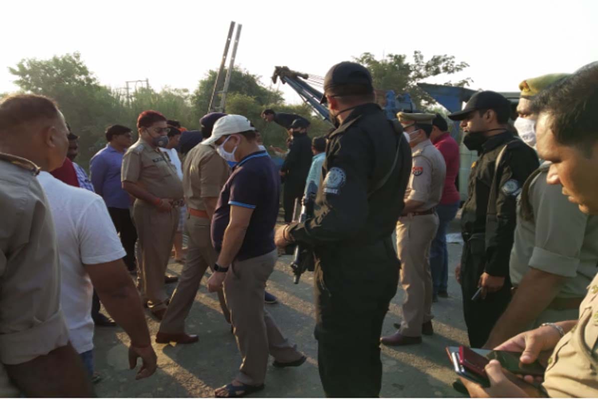 car breaks railing and jumped into the cannel in bijnor, three died including roorkee tahsildar