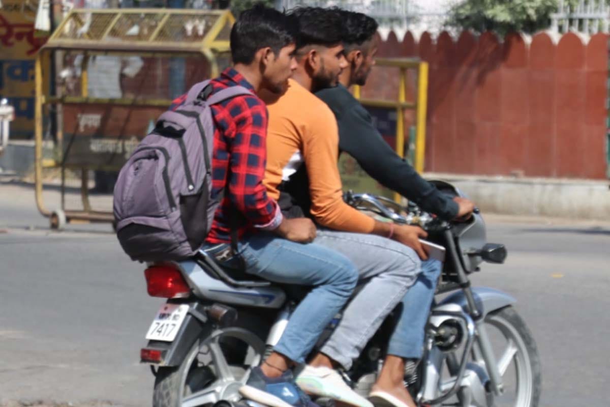 Up: scooty Race on roads, bike speed crosses hundred, parents giving death key in hand of teenagers