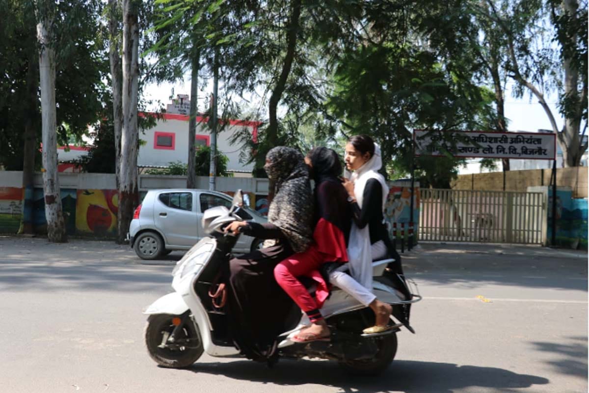 Up: scooty Race on roads, bike speed crosses hundred, parents giving death key in hand of teenagers
