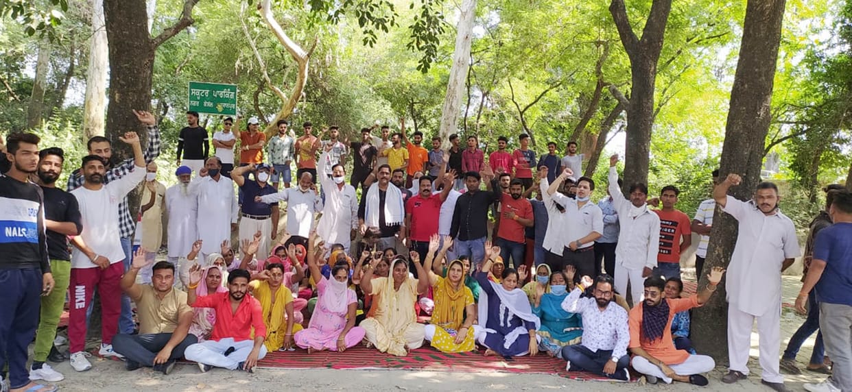 A gradual hunger strike against broken roads in Pathankot