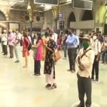 बिजली गुल होने के बाद स्टेशन पर फंसे लोग