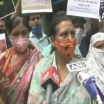 पायल तड़वी के परिजनों और स्थानीय लोगों ने किया प्रदर्शन