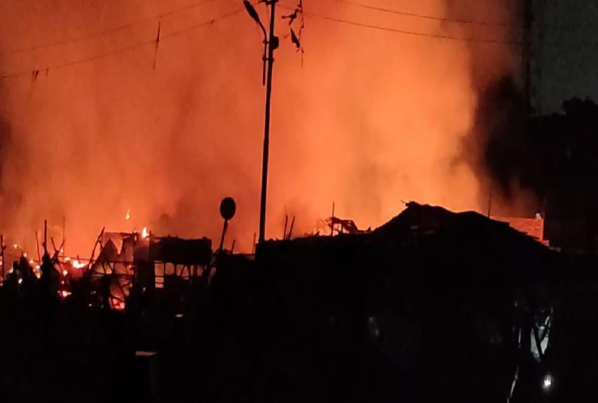 Heavy fire in Aishbagh Dhobi Ghat slum of lucknow area devastated by blasts